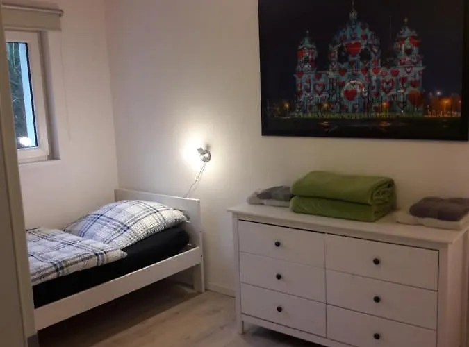 Am Wald Bei Berlin فالكنزيه